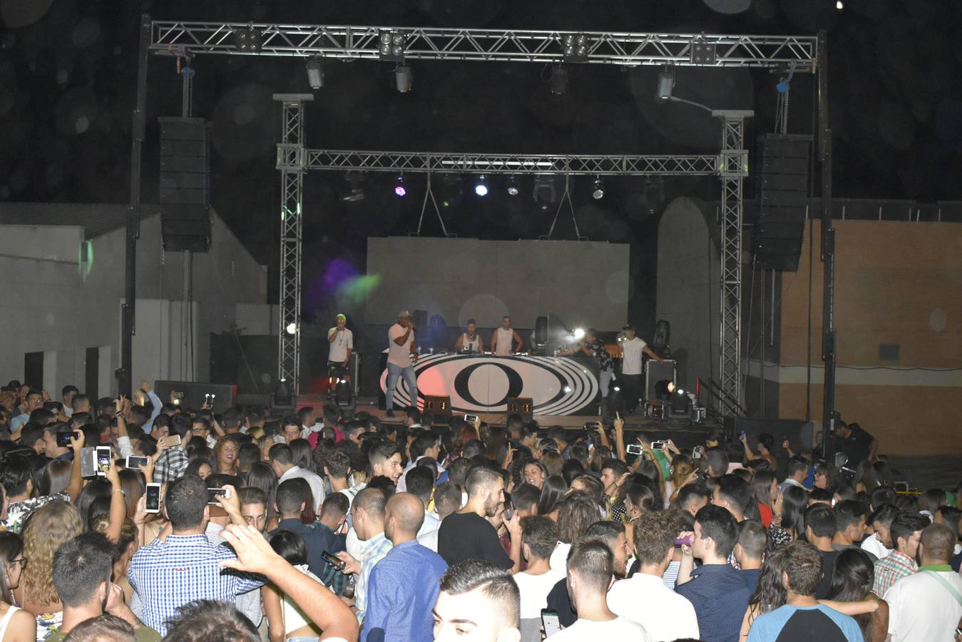 La explanada de la piscina se abarrotó en la fiesta dance de la 'noche eterna'