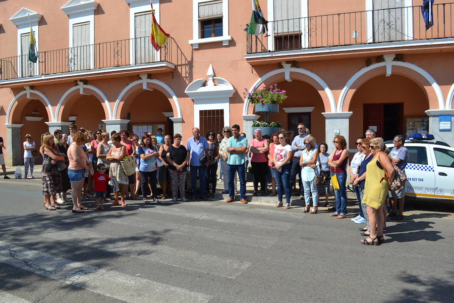 El Consistorio secundó cinco minutos de silencio como muestra de apoyo a Barcelona