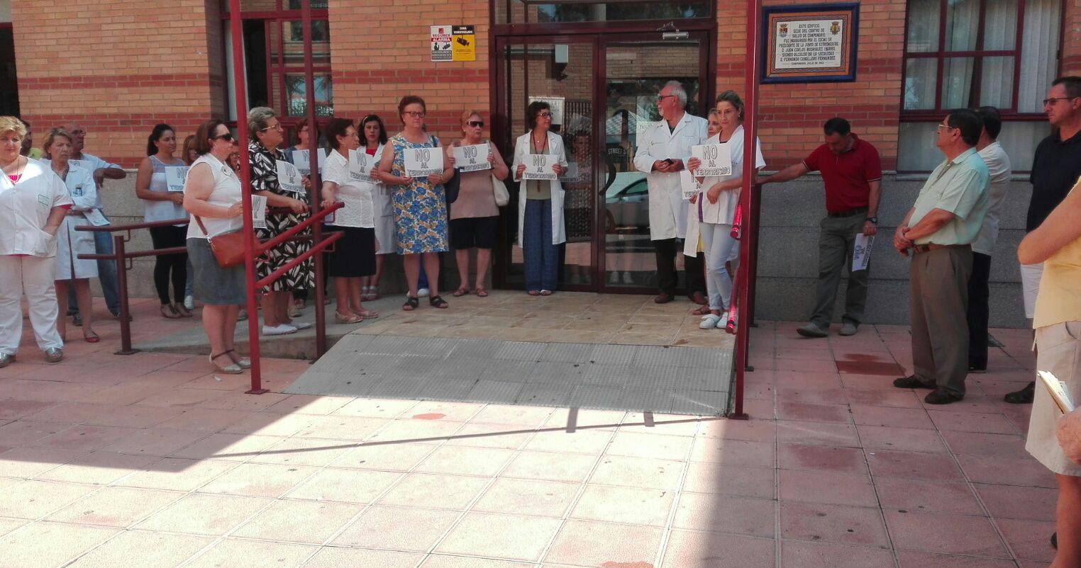 Los trabajadores y usuarios del centro de salud también se unen contra el terrorismo
