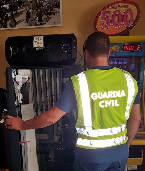 La Guardia Civil investigó a dos vecinos de Almendralejo por más de una decena de estafas en bares de esta capital pacense