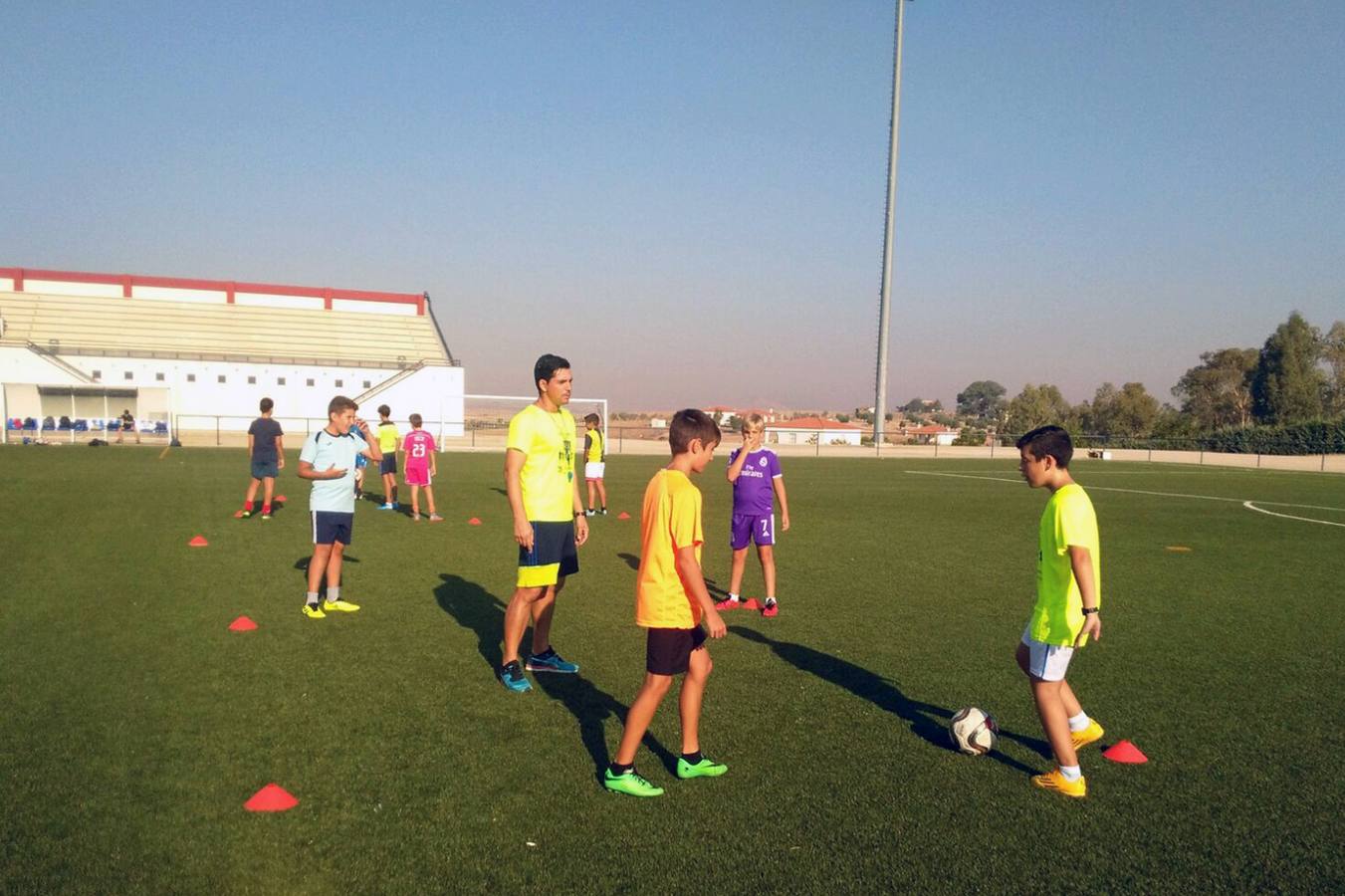 Unos 50 niños participan en el campus de fútbol de verano