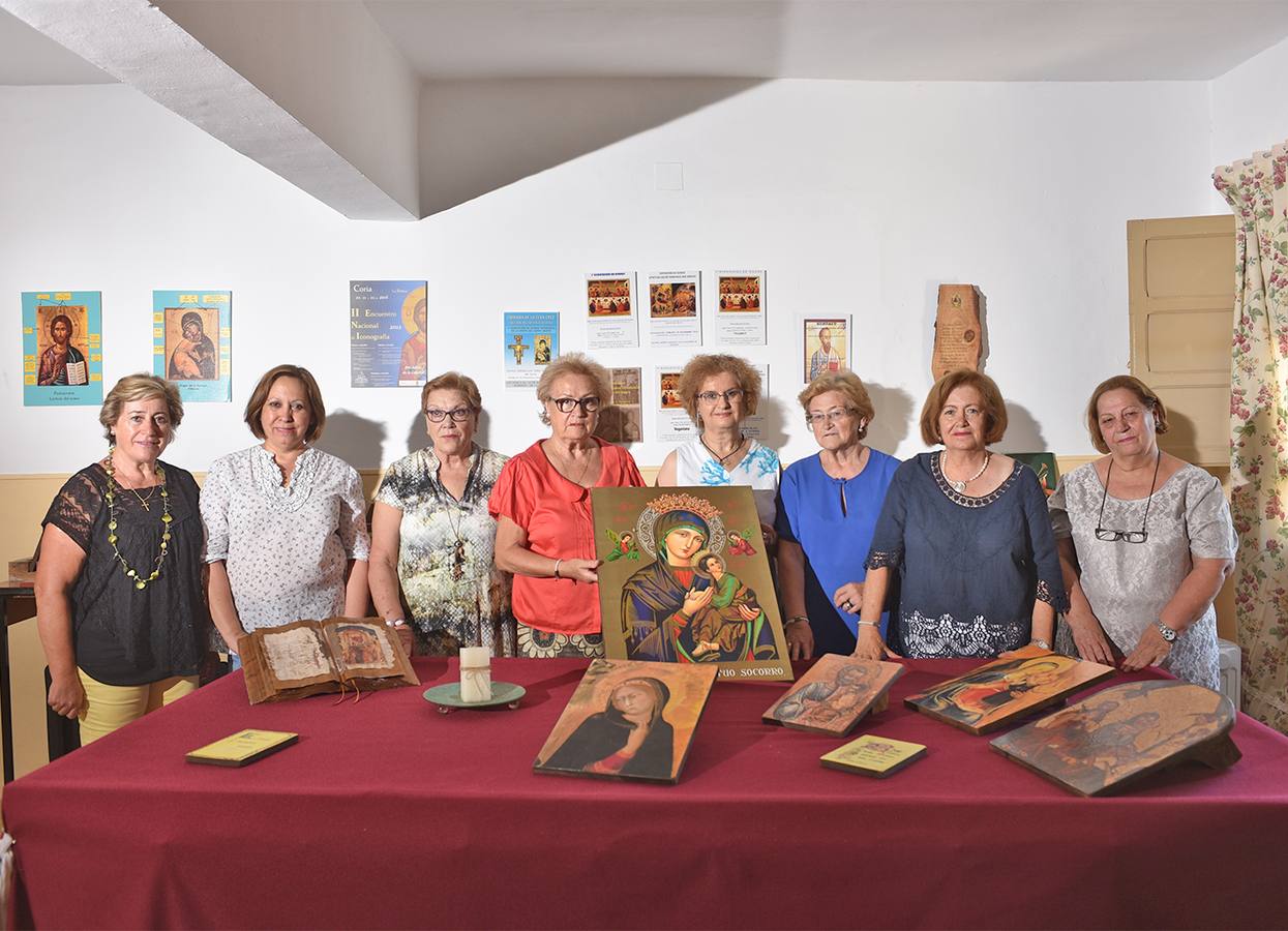 Ocho mujeres trabajan en el taller de iconos de la Casa de la Iglesia de Coria