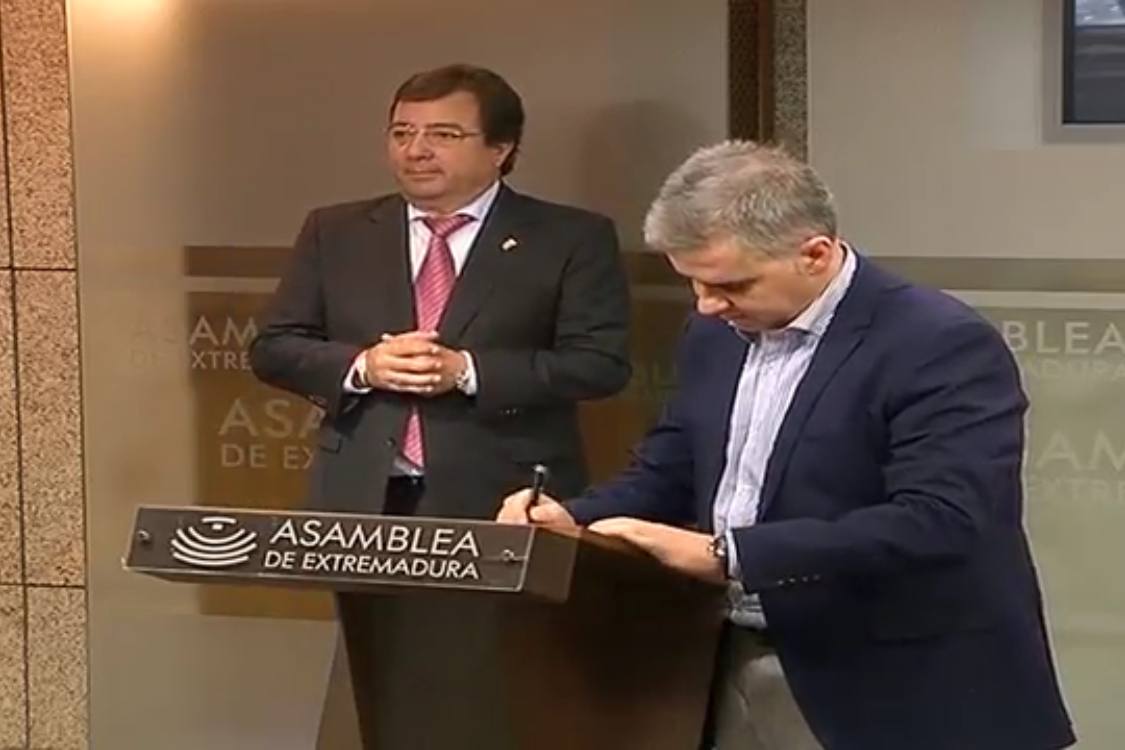 El Alcalde de Campanario firma el Pacto por el Ferrocarril