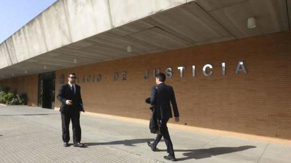 Condenada a dos años de prisión una vecina de Villafranca que intentó quemar viva a su familia