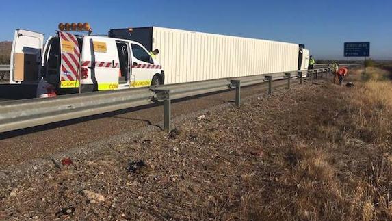 La A-66 reabre al tráfico tras más de cuatro horas cortada por el vuelco de un camión