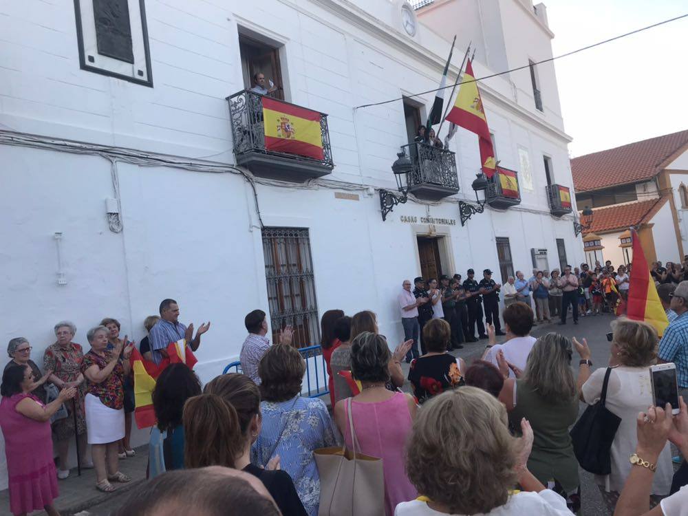 Gran participación en la concentración por la unidad de España y en apoyo a la Guardía Civil y Policía Nacional