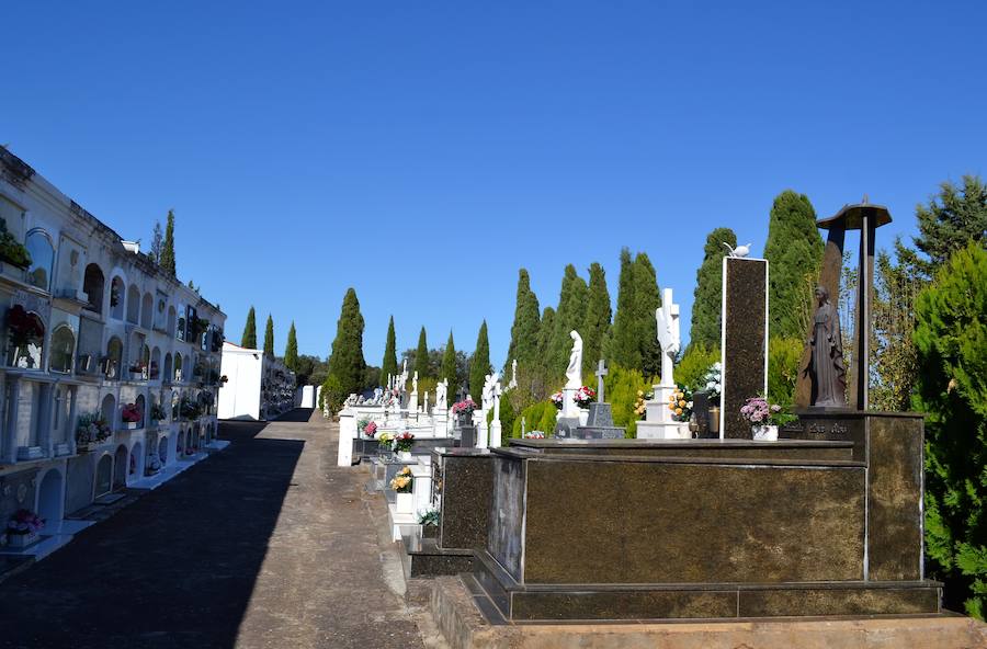 El cementerio adopta el horario especial para las festividades de Difuntos y los Santos