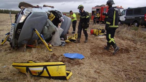Una mujer herida tras sufrir un accidente en la carretera BA 120 que une Ribera con Los Santos