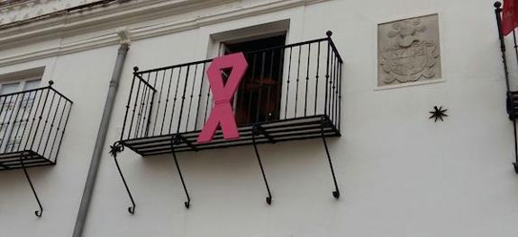 Un lazo rosa desde hoy en el balcón del Ayuntamiento para conmemorar el Día Mundial contra el Cáncer de Mama