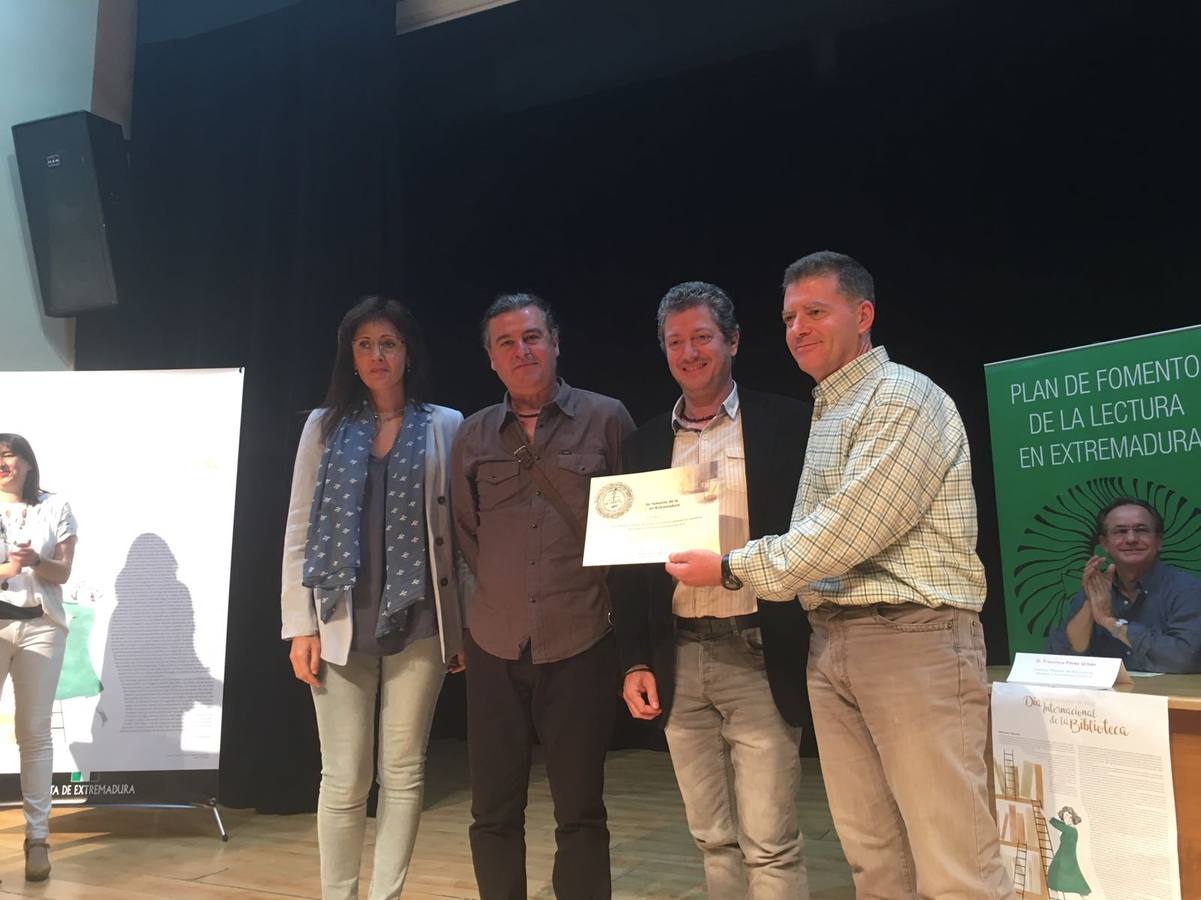 El IES Enrique Díez-Canedo recibe el premio del Plan Fomento de la Lectura 2016/17 en Extremadura