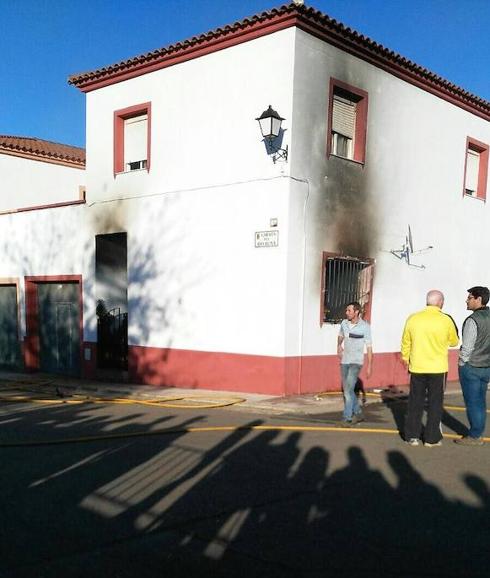La enagua de un brasero provoca un incendio en la planta baja de una vivienda