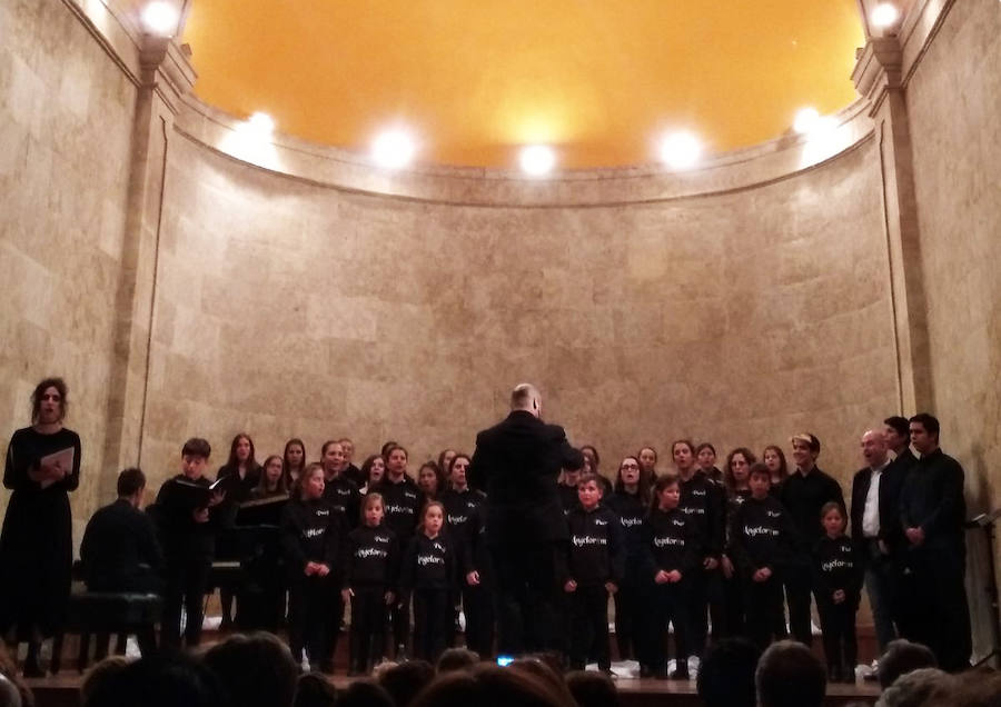 Pueri Angelorum actúa en Salamanca y allí también reclama un tren digno para Extremadura