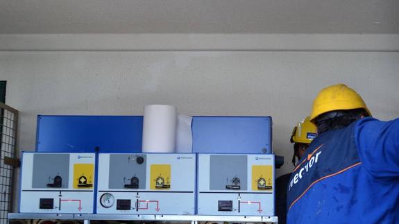 Una avería obliga a la sustitución de un transformador completo de electricidad