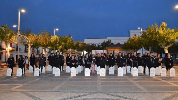 59 lápidas y 59 personas de luto han visibilizado la violencia machista