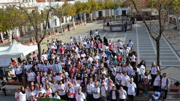Unas 400 personas participaron en la II Caminata Solidaria de la AECC local