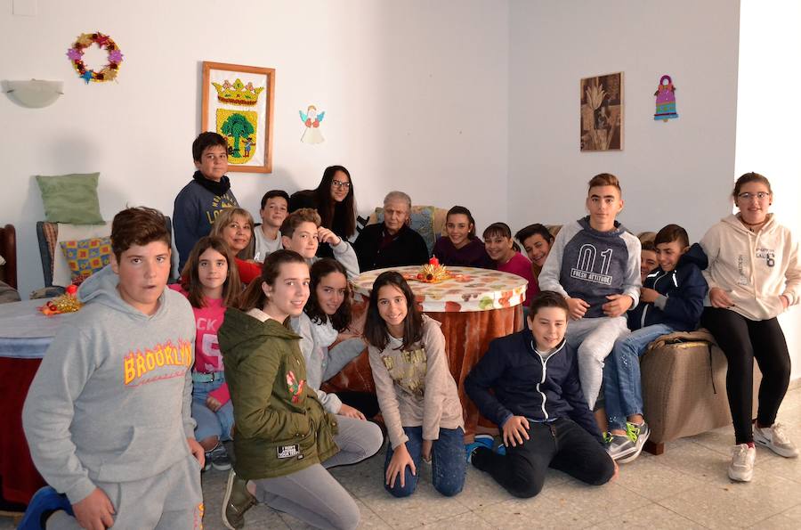 Una veintena de estudiantes del IESO visitaron los Pisos Tutelados con el AMPA Nuevo Futuro