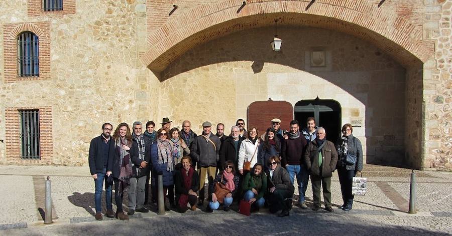 Una treintena de vecinos participan en el viaje cultural a Badajoz