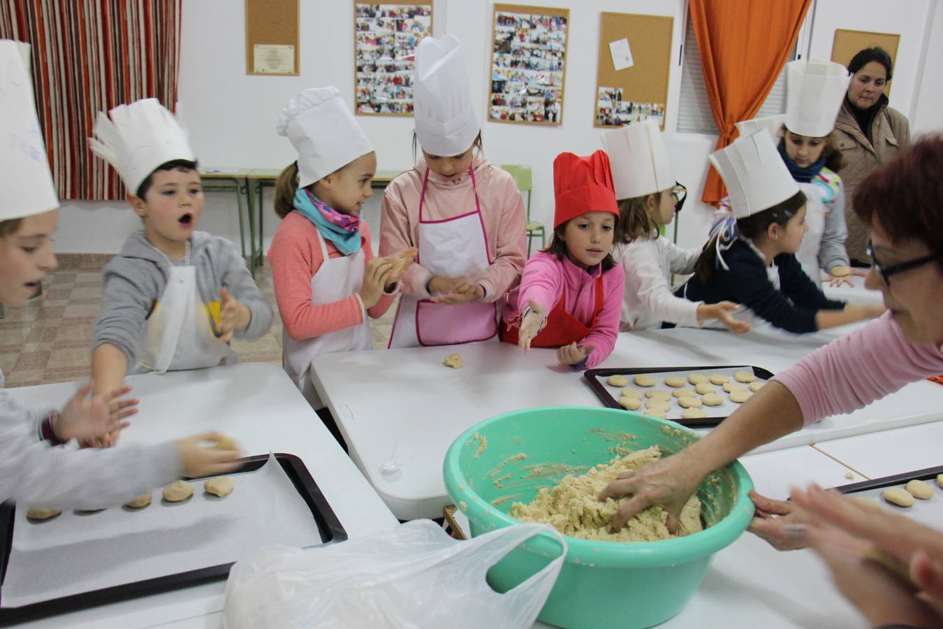 La asociación Vecinos del Santo Ángel desarrolla un taller de dulces tradicionales para niños