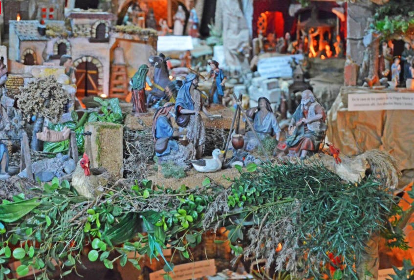 El gran belén de Maruja brilla por Navidad