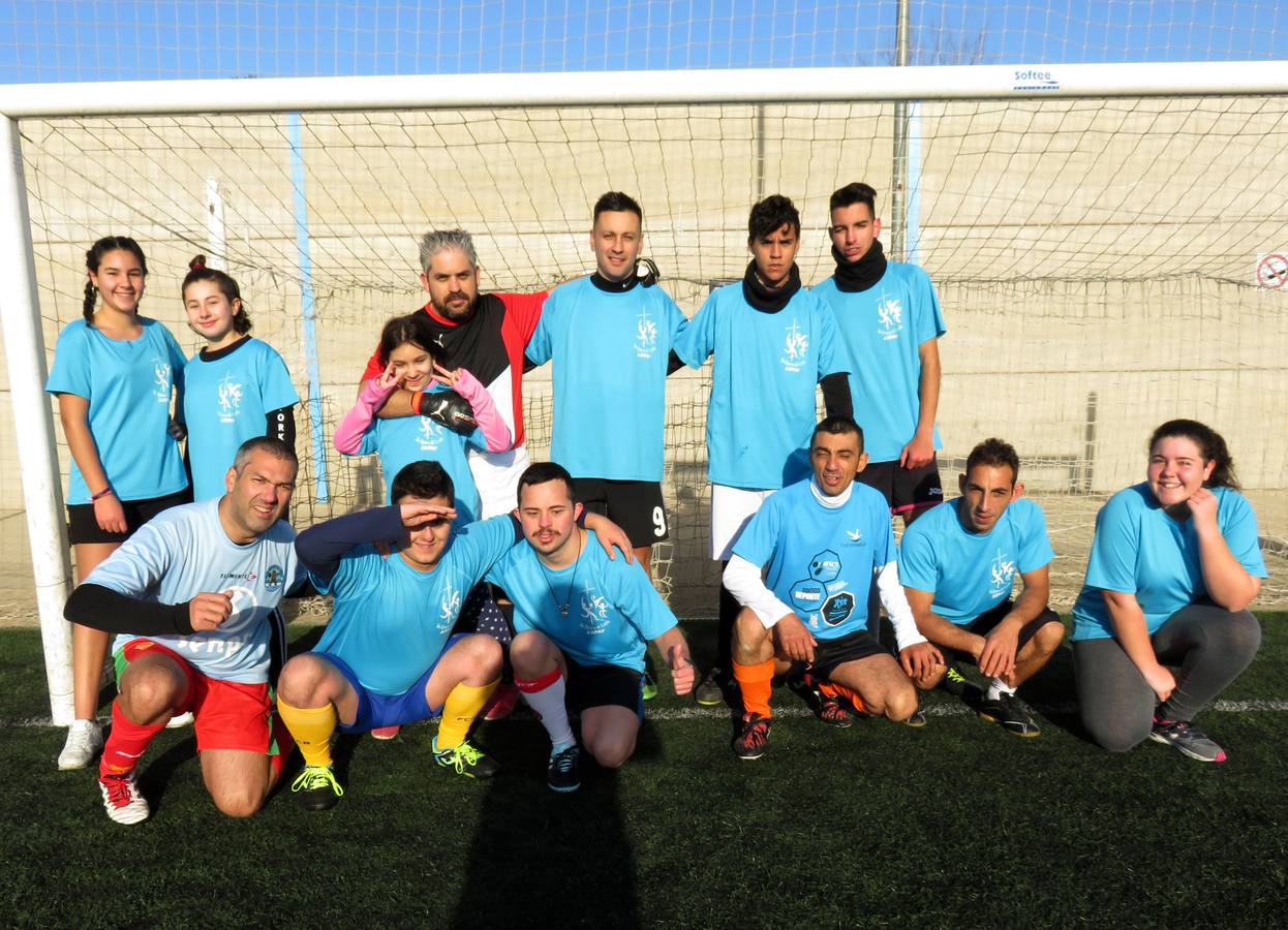 Se recogen cerca de 250 kilos de alimentos a favor de Cáritas en la VI Convivencia de Fútbol-7