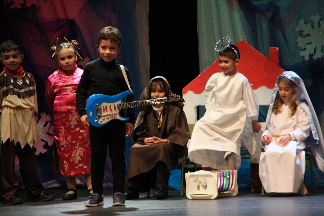 Las galas navideñas escolares abarrotan la Casa de la Cultura