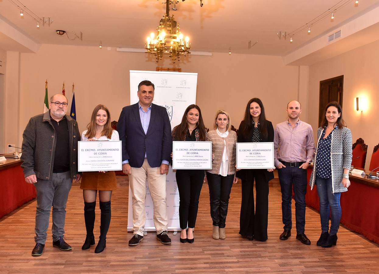 Tres alumnas del IES Caurium reciben una beca de mil euros del Ayuntamiento