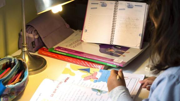 El colegio y el instituto reciben más de 9.000 euros para adquirir libros de texto