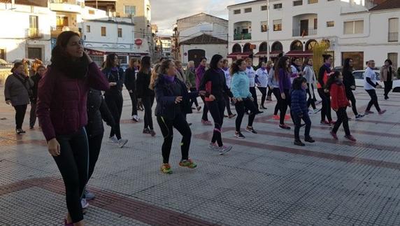 Alta participación en la master class de zumba ‘Muévete contra la violencia de género’