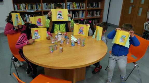 Multitud de manualidades y lectura en los talleres navideños de la biblioteca
