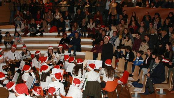 La banda llena el aforo en el concierto de Navidad