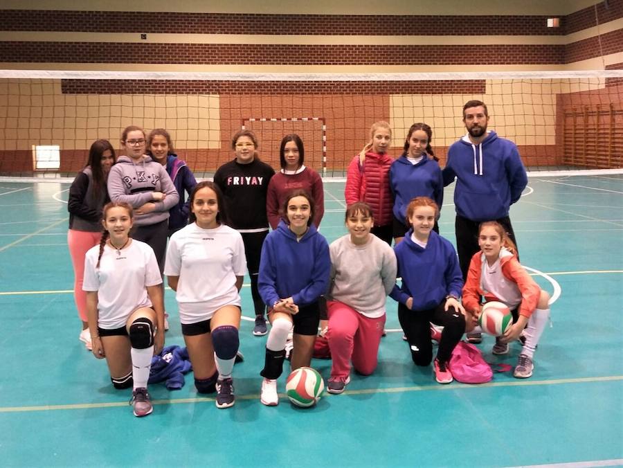 El equipo de voleibol Villanueva-Alconchel ganó al Miajadas un día después de la concentración en Llerena