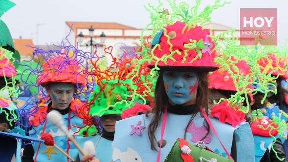 Un colorido pasacalles infantil da el pistoletazo de salida a cinco días de Carnaval