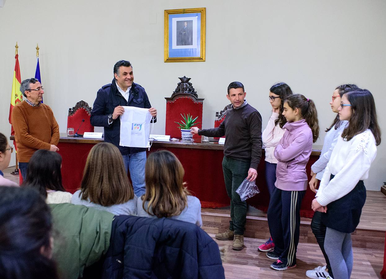 Jóvenes emprendedores son recibidos en el Consistorio por el alcalde