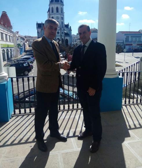 El presidente del Motor Club Villafranca, Pedro Pecero, firma un acuerdo para realizar un trofeo puntuable para la Baja TT de Portugal y de Extremadura