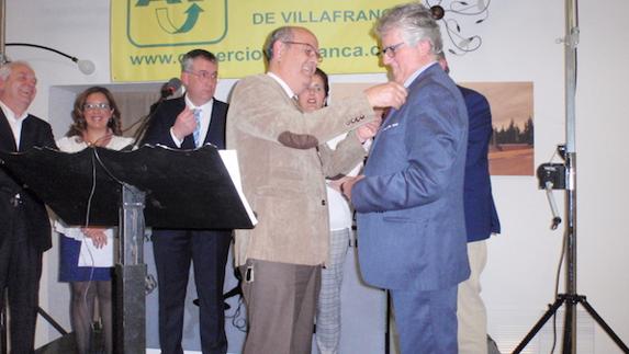 Los comerciantes de Villafranca rinden un homenaje a Manuel Gaspar Morales 'Periquito' por su jubilación