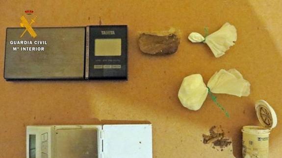 Detenidos dos vecinos de Calera de León con hachís y cocaína