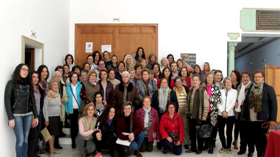 Una lámina de huellas reivindicativas, un paro parcial y sainetes para conmemorar el Día de la Mujer