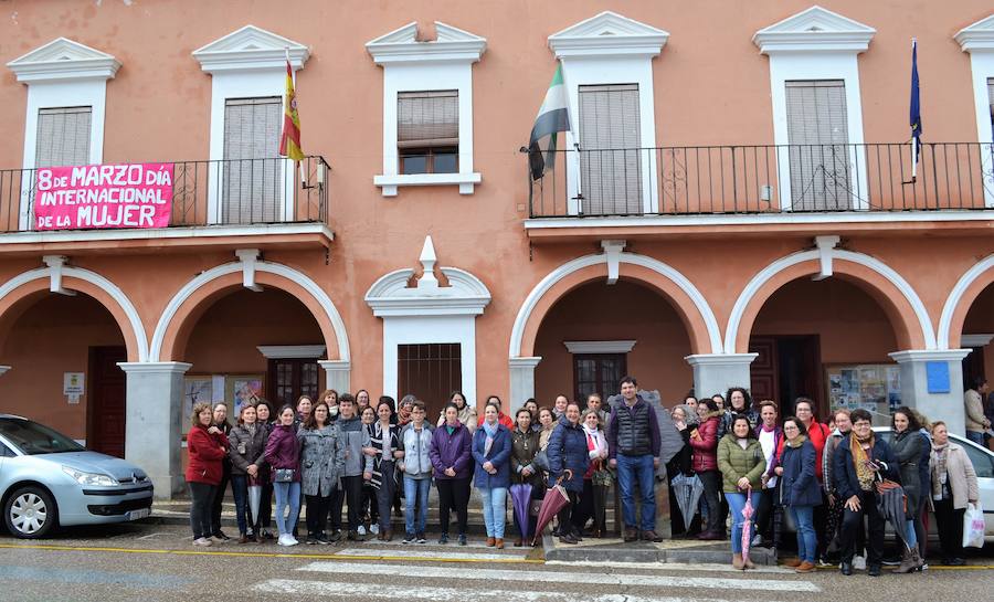 Un numeroso grupo de mujeres celebraron el Día Internacional de la Mujer