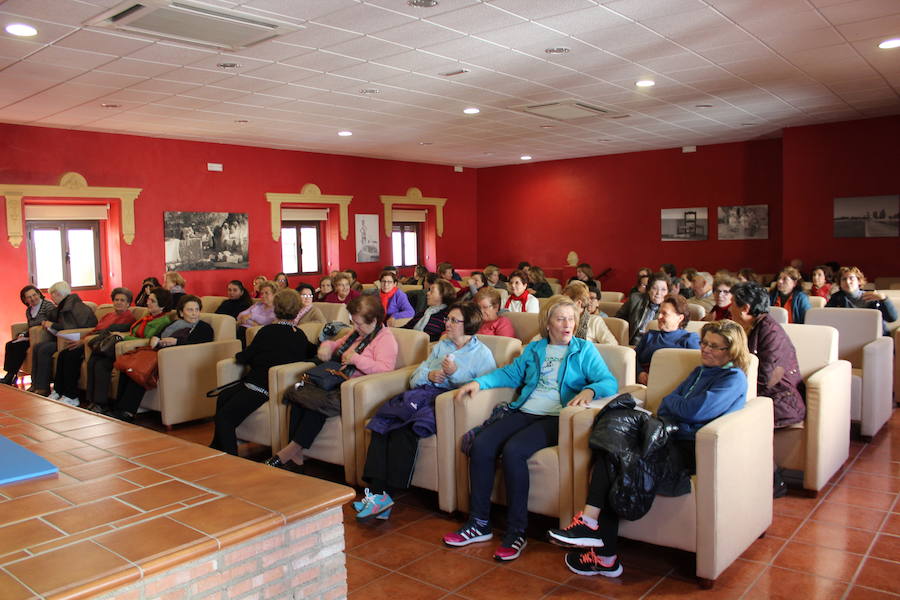 Unas sesenta mujeres asisten a la charla sobre la osteoporosis