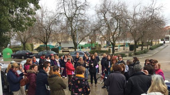 Más de medio centenar de mujeres paran dos horas para reivindicar sus derechos
