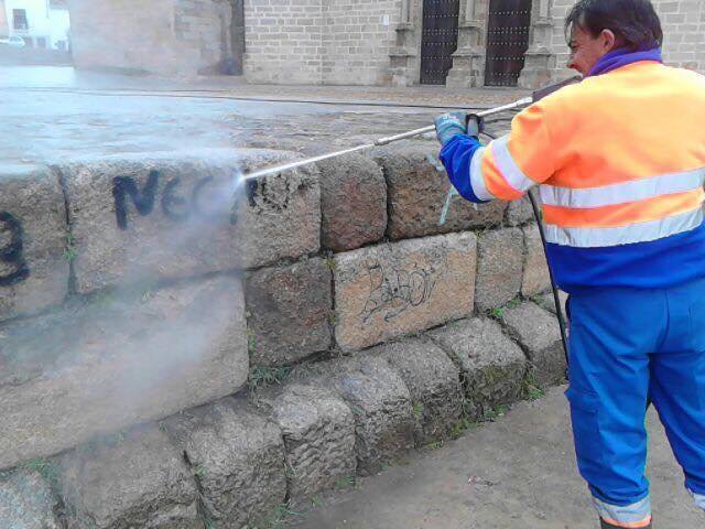Diez días para quitar pintadas del patrimonio histórico de la ciudad