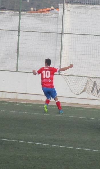 La Estrella gana 2-4 en Monesterio y aún puede soñar