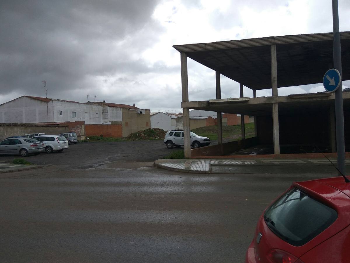 Los vecinos de la calle Guadiana y Matachel exigen al Ayuntamiento que cumpla con la normativa municipal.