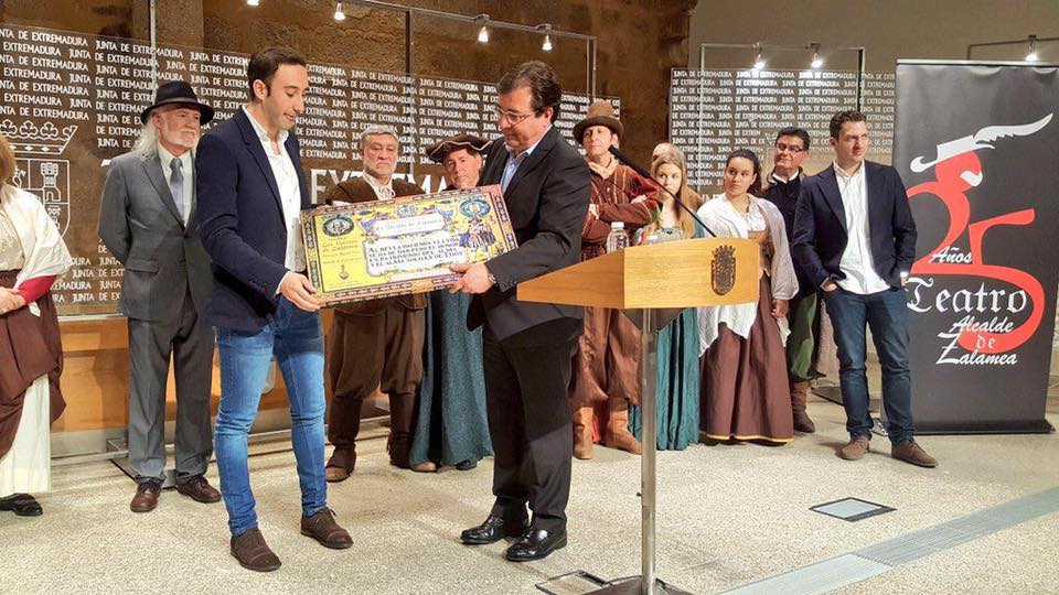 La obra 'El alcalde de Zalamea' celebra sus 25 años con el presidente de Extremadura
