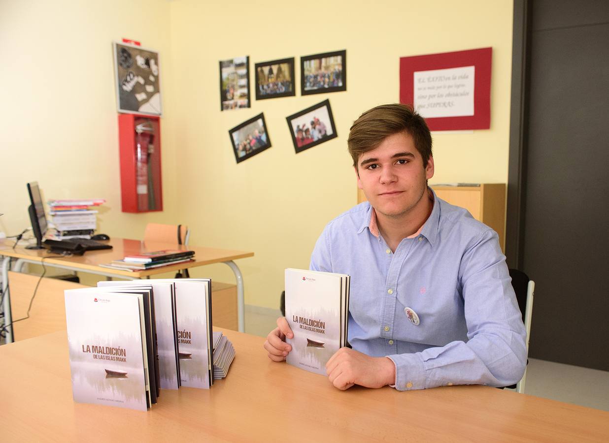 El alumno del IES Caurium Andrés Astasio presenta 'La maldición de las Islas Makk', su primer libro