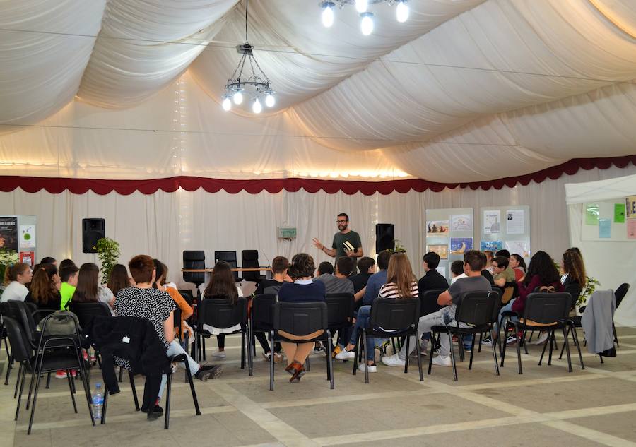 Alumnos del IESO se acercan al mundo de la literatura de la mano de Jesús Carnerero