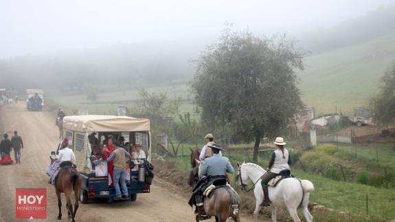 Una espesa e intensa niebla con chubascos débiles desluce la salida del camino hacia el Culebrín