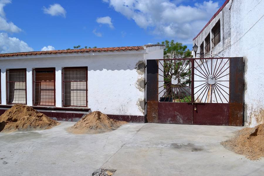 Las antiguas escuelas pierden el espacio vallado de la calle, convertido en aparcamientos