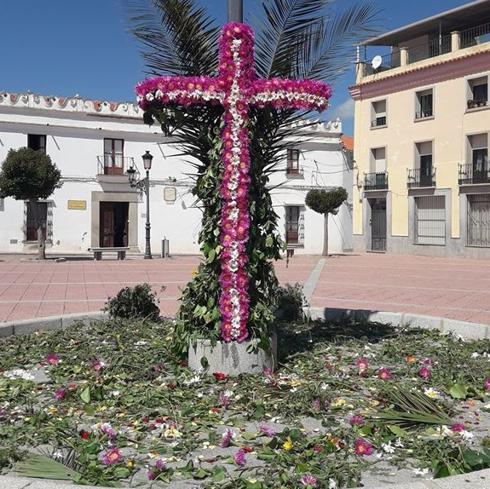Los vecinos de la plaza de la Constitución ganan el premio a la mejor Cruz de Mayo