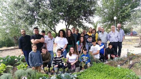 Alumnos del instituto crean un huerto ecológico dentro de ‘Extremadura 2030’